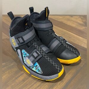 Nike LeBron Soldier 13 GS Youth 6Y Black Gold Basketball Shoes CJ1317-070